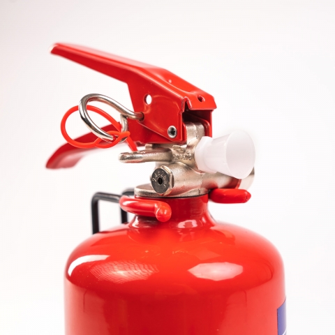 Použiteľnosť v rozsahu -30°C až +60°C účinnosť: 8 A, 34 B, C. Hasiaci prístroj určený na hasenie požiarov triedy A,B,C. Súčasťou hasiaceho prístroja je aj držiak pre uchytenie na stenu ZADARMO. 