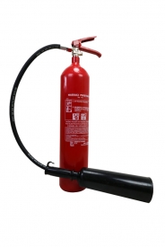 Prenosný hasiaci prístroj CO2, hmotnosť náplne 5 kg s hasiacou látkou oxid uhličitý, pod stálym tlakom 58 bar, držiakom, oceľová nádoba.