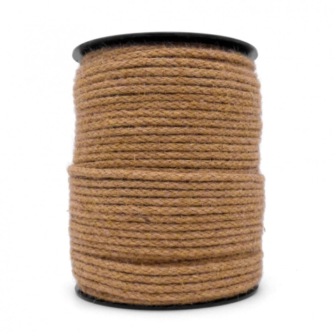 Jutové lano stáčané je vyrobené len z prírodných materiálov. Jutové lano je stáčané 4 pramenné, k zvýšeniu pevnosti je do lana pridaný polypropylénový pásik.