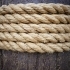 Jutové lano stáčané je vyrobené len z prírodných materiálov. Jutové lano je stáčané 4 pramenné, k zvýšeniu pevnosti je do lana pridaný polypropylénový pásik.